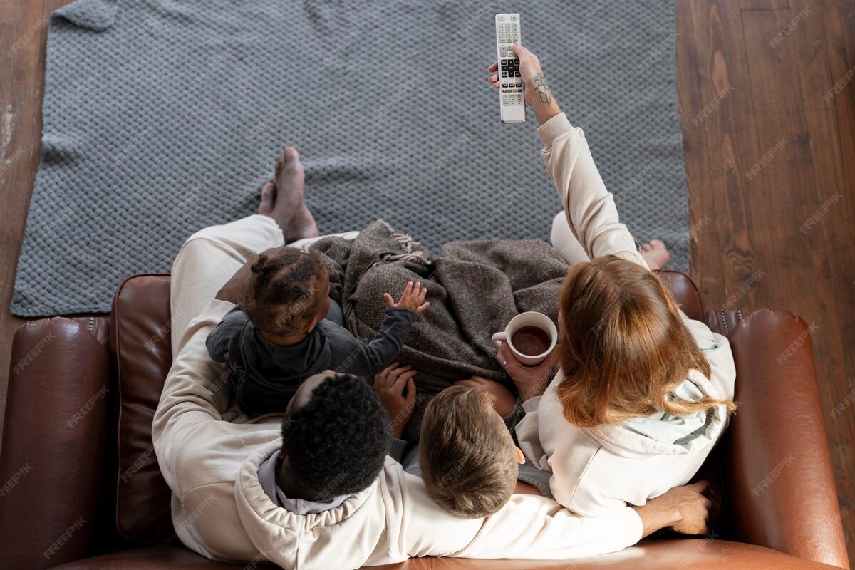 Familj som tittar på IPTV tillsammans