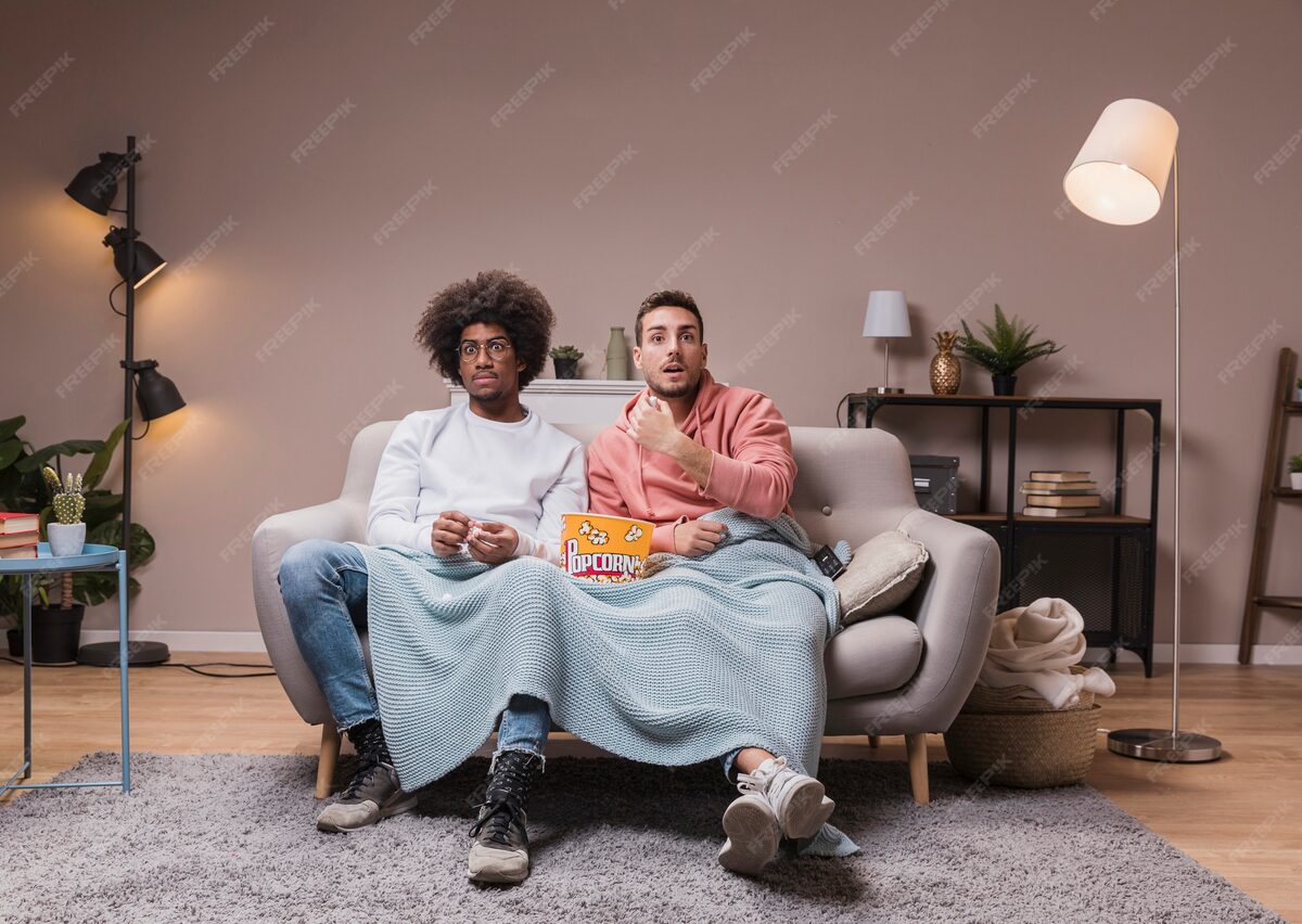 Vänner som njuter av IPTV i 4K-kvalitet