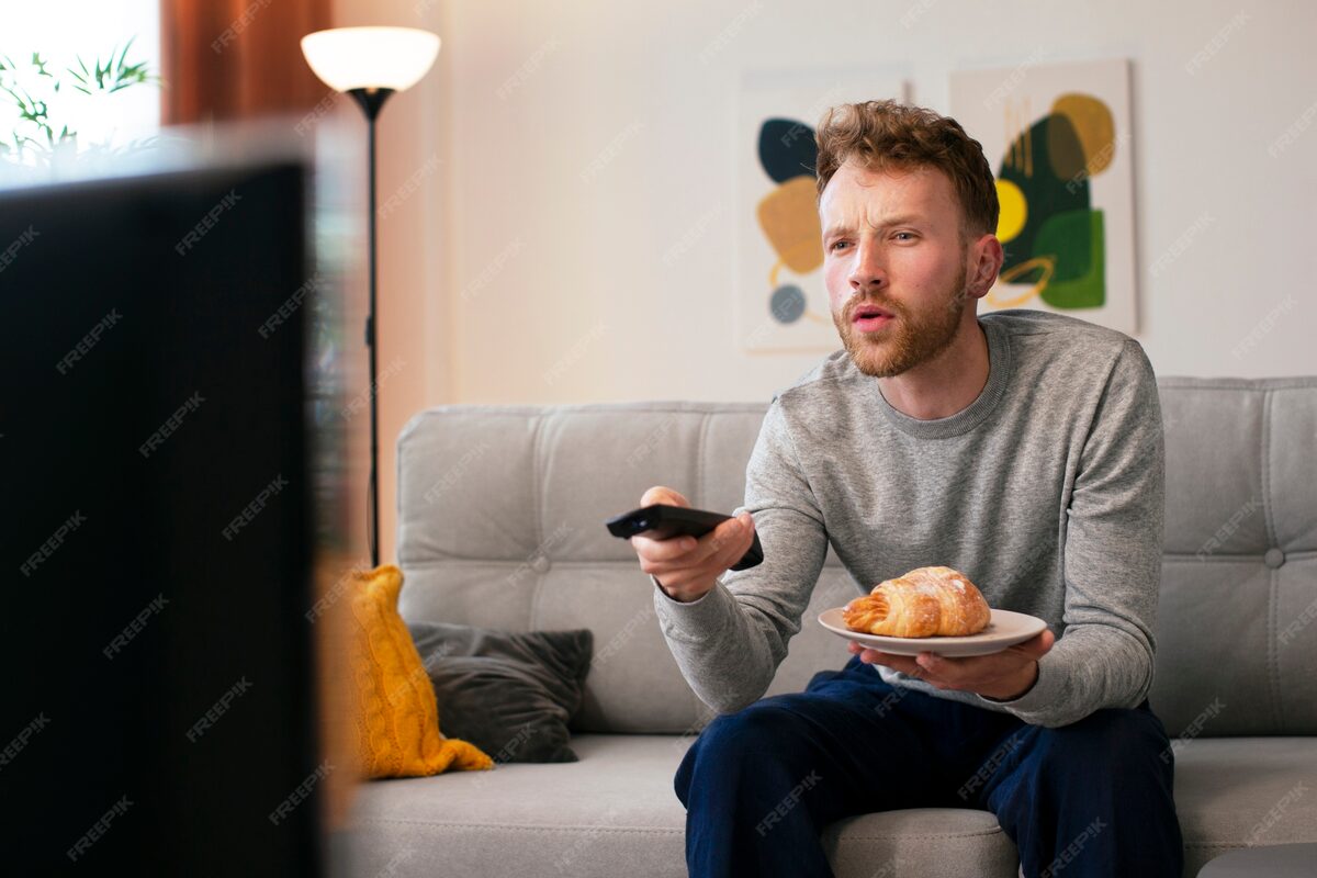 Man som tittar på TV i 4K-kvalitet