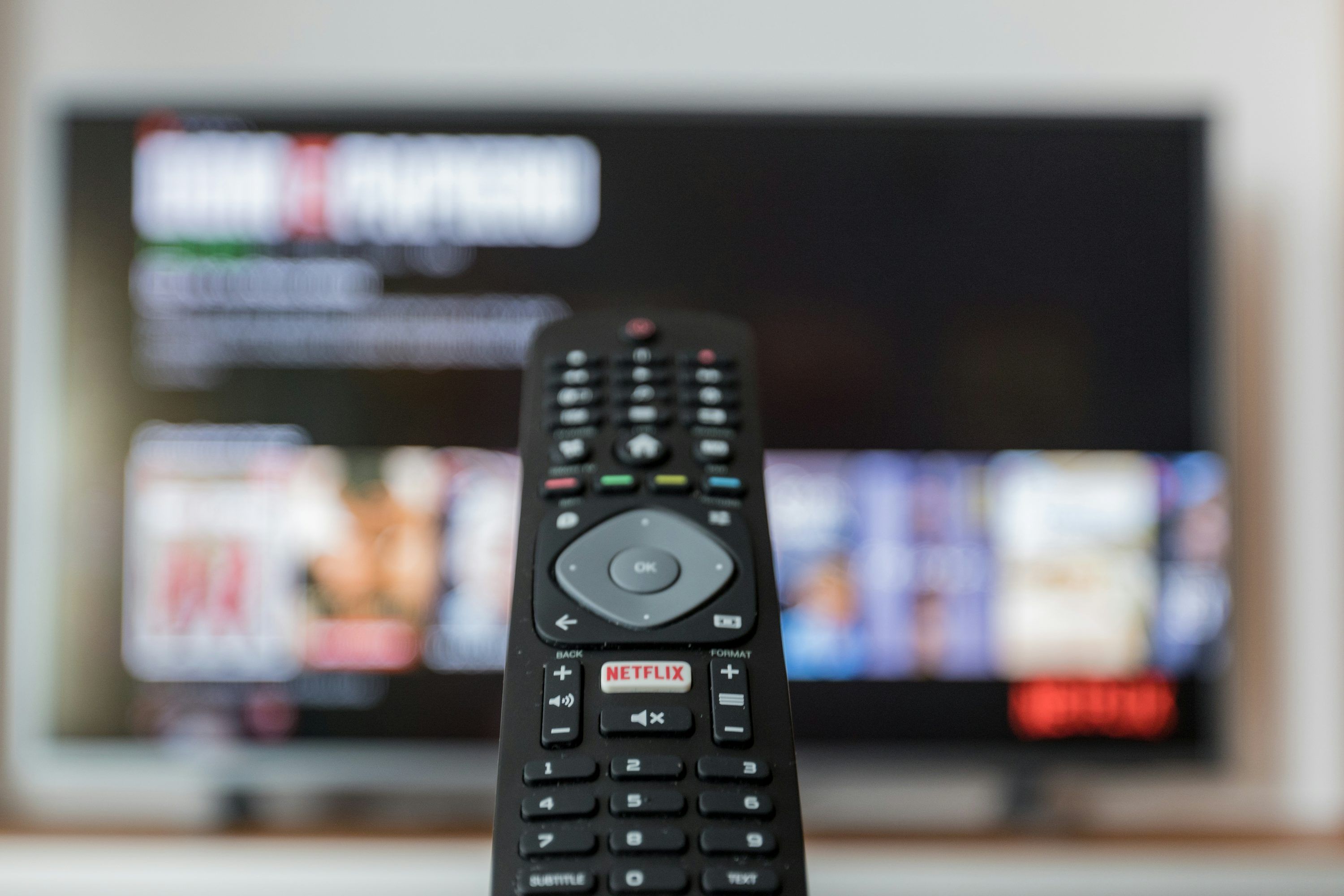 Smart TV-skärm med IPTV-kanalguide och HD-streaming aktiv