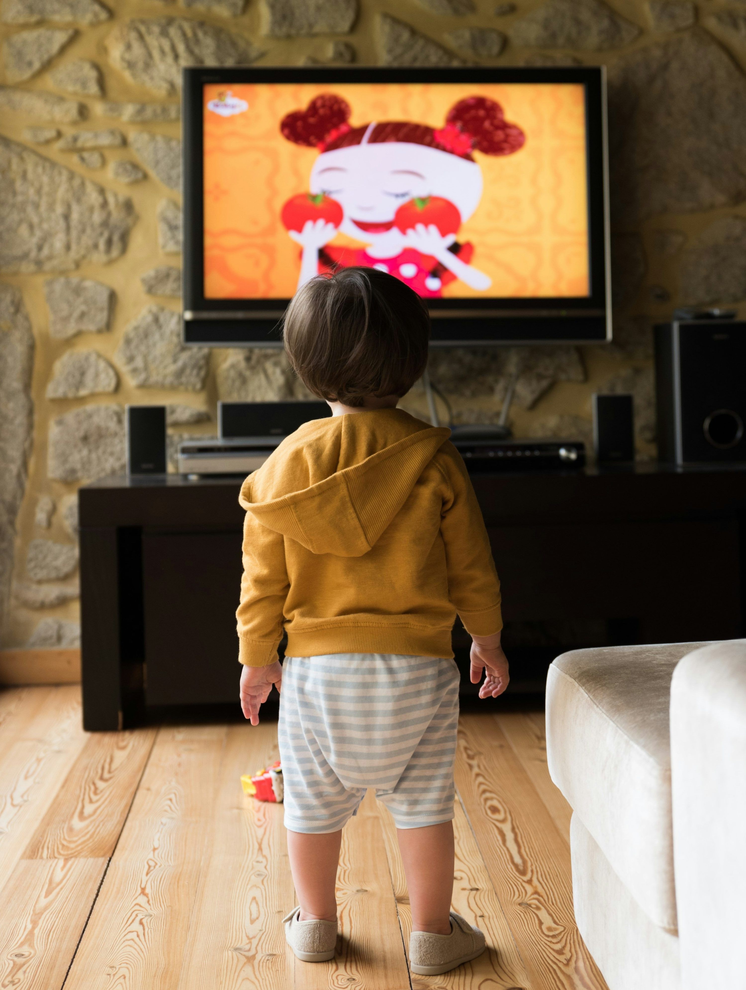 4K IPTV-streaming med kristallklar bildkvalitet på stor TV-skärm