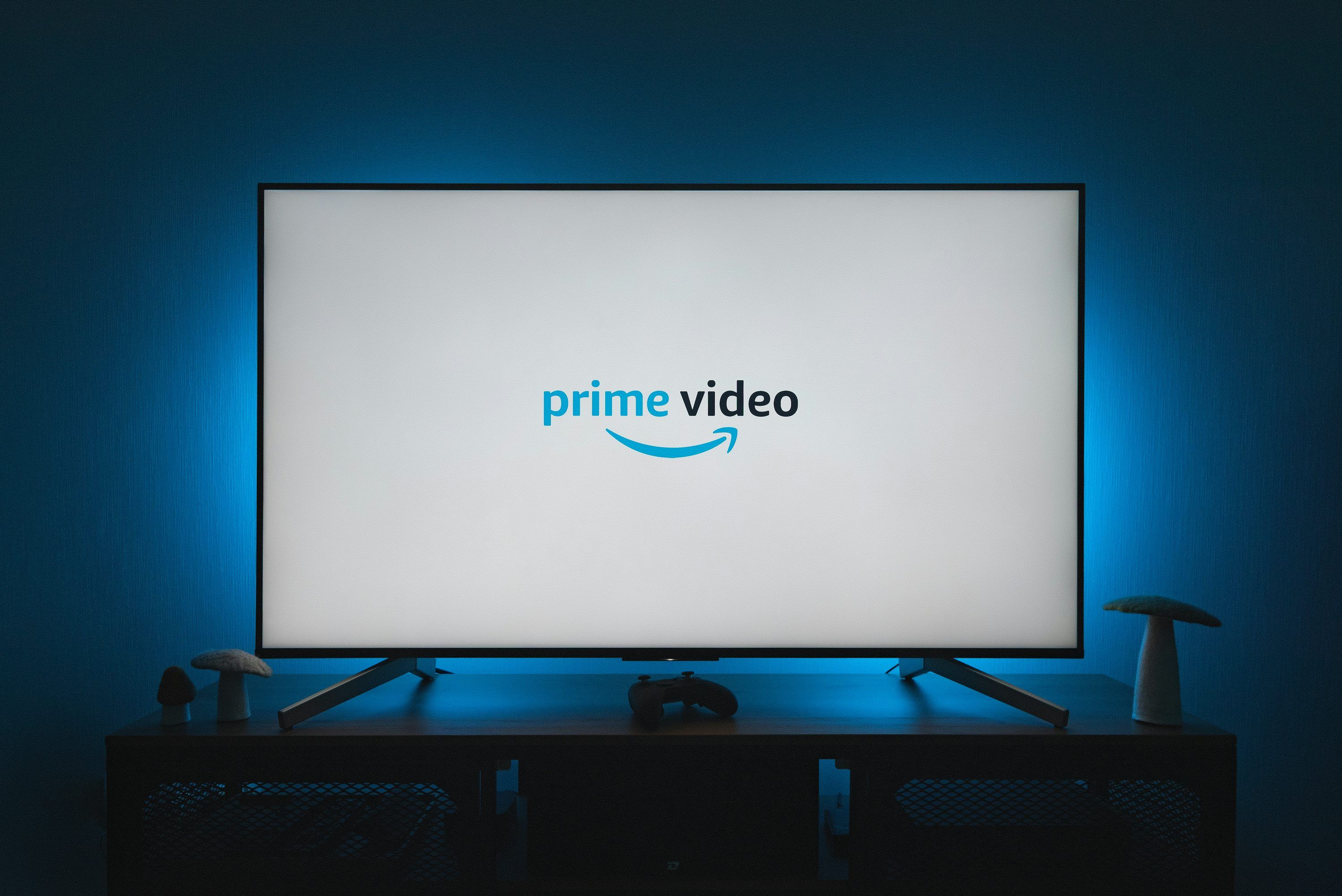 Familj tittar på svenska TV-kanaler via IPTV med programguide