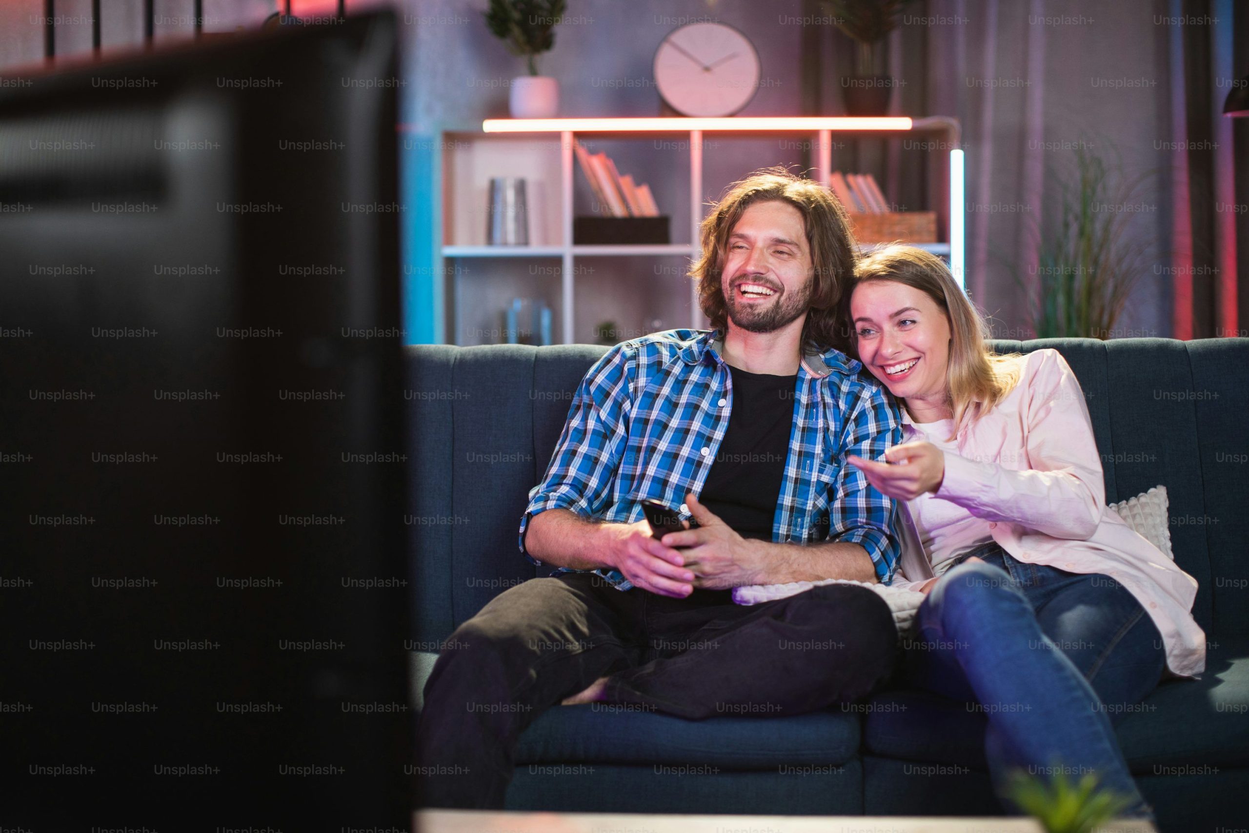 Person som njuter av IPTV-streaming med bufferfri upplevelse hemma