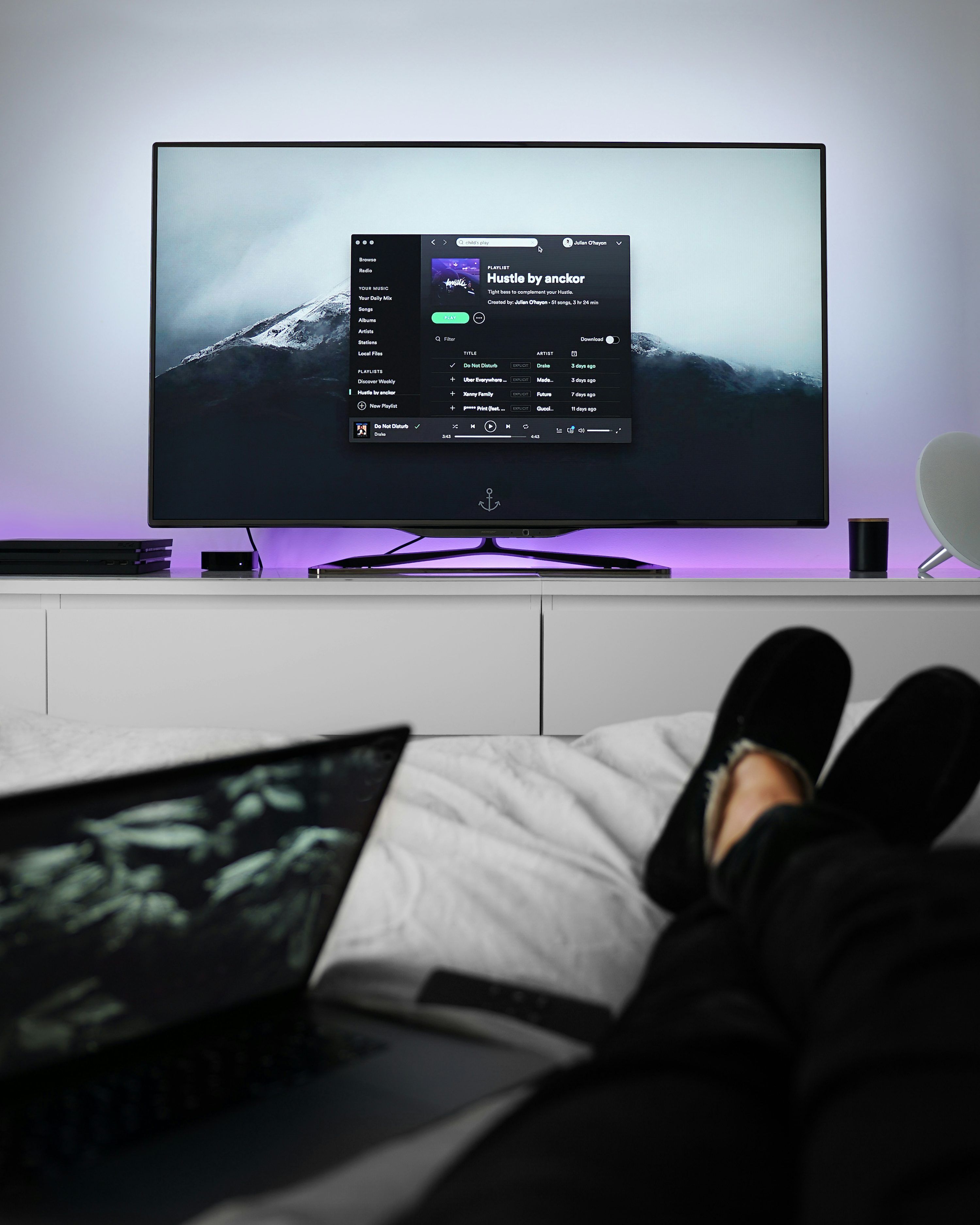 Person som tittar på IPTV streaming i HD-kvalitet i vardagsrummet