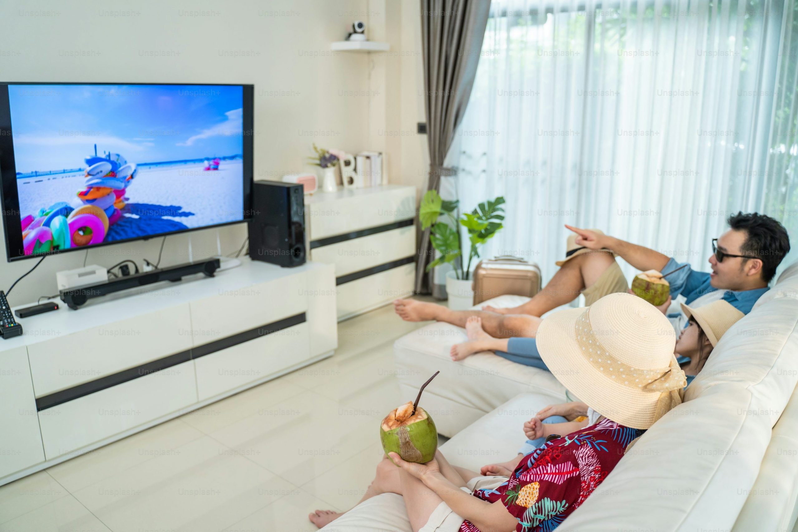 Par tittar på live sport via IPTV streaming på stor TV-skärm
