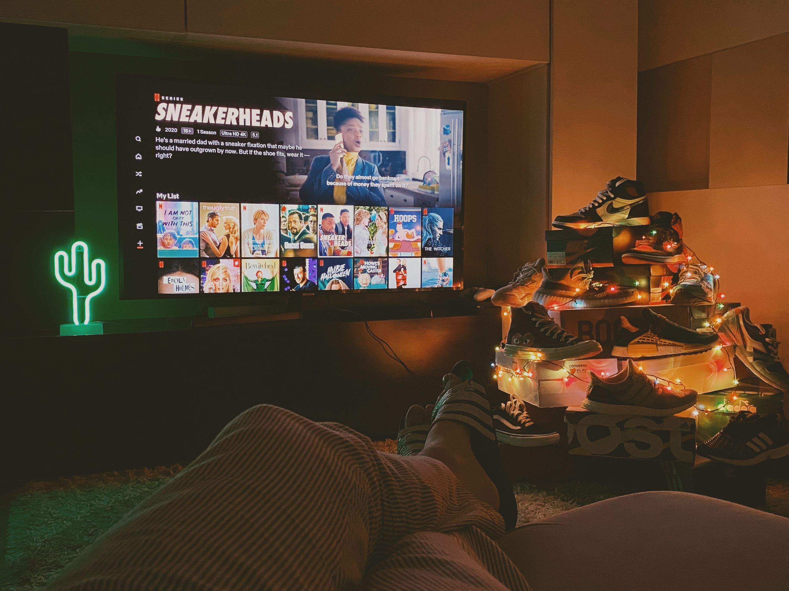 Nöjd IPTV-användare som streamar favoritprogram på Smart TV