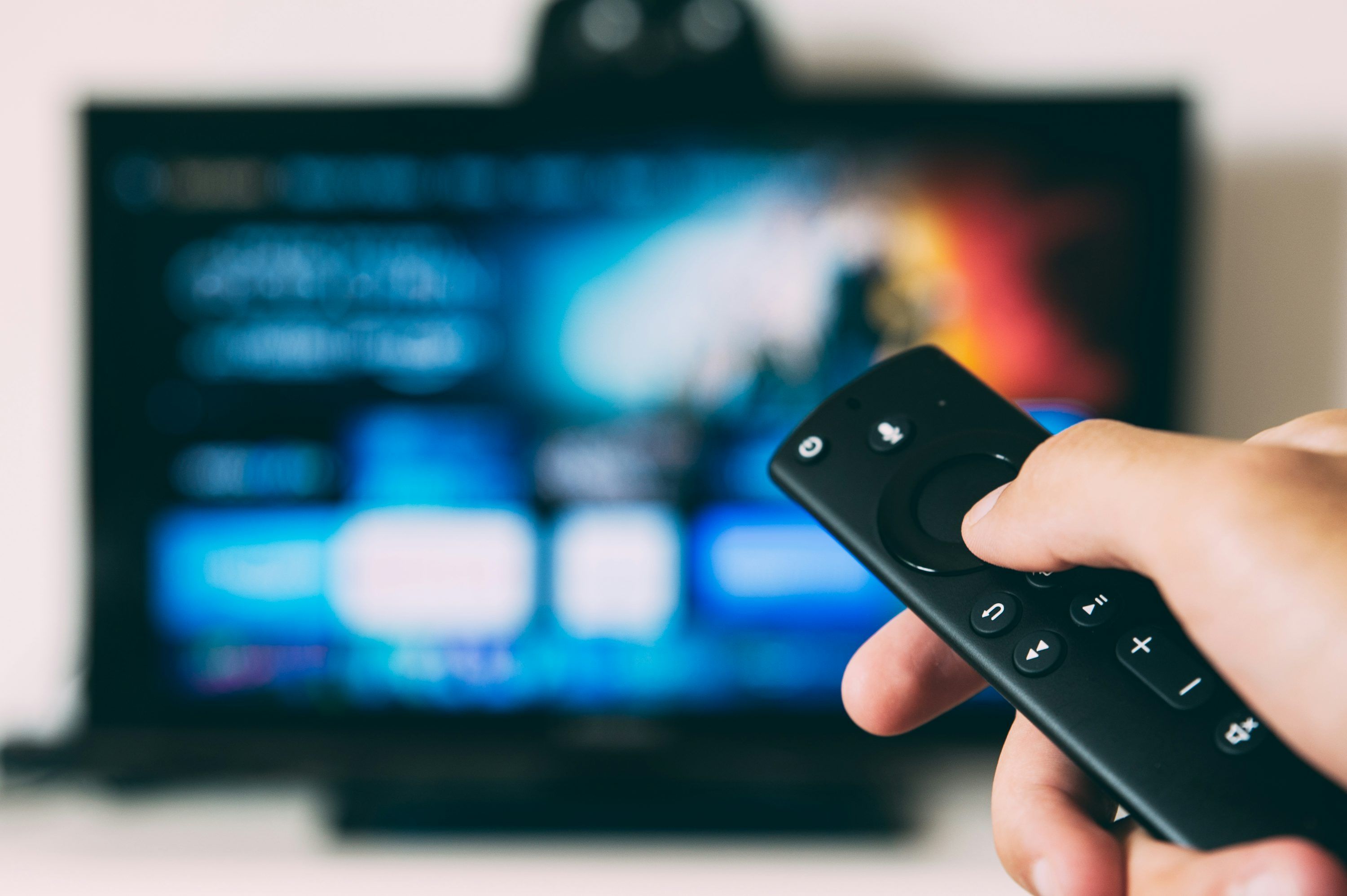 Person som tittar på IPTV-streaming i HD-kvalitet i hemmet