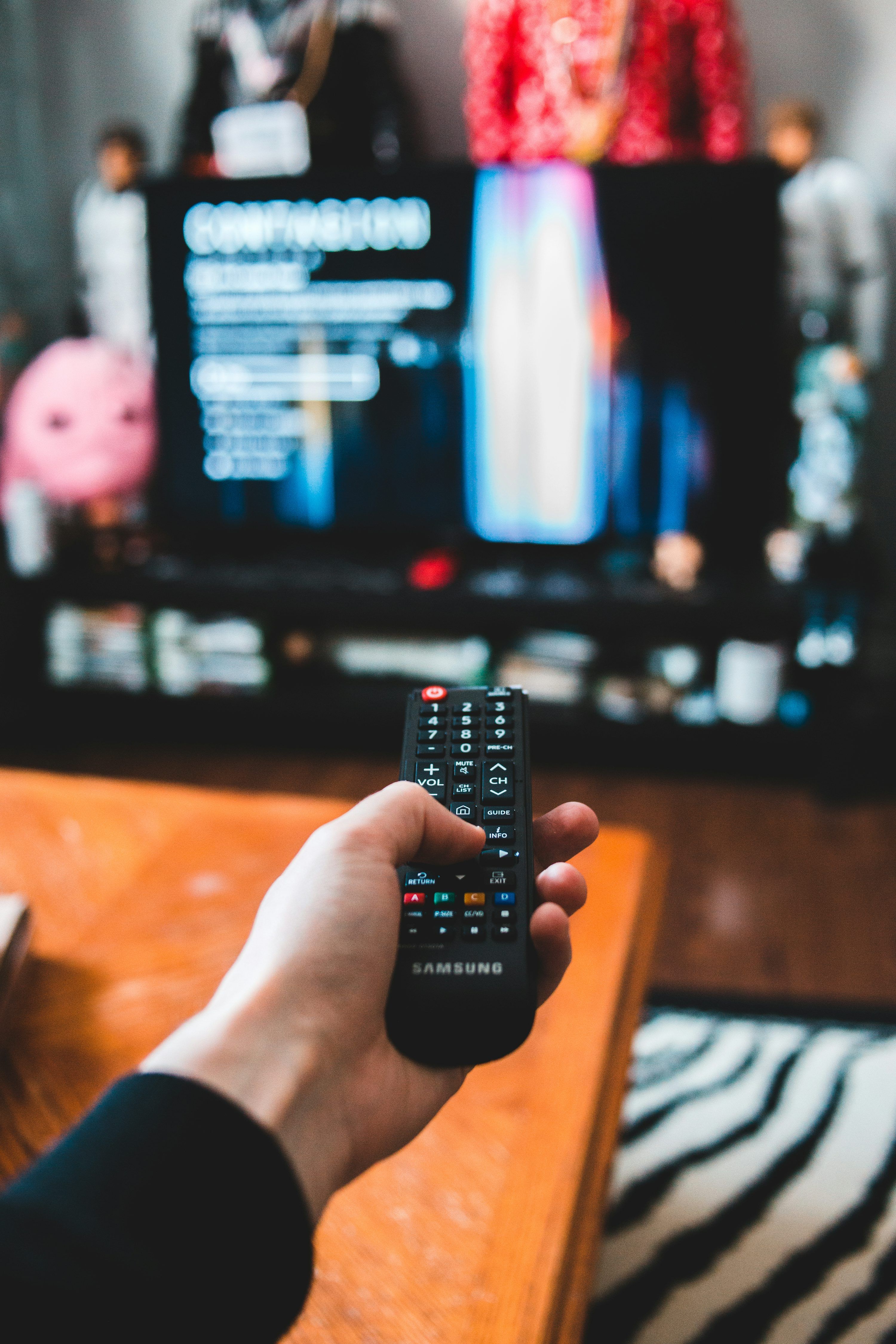 Familj som streamar IPTV-innehåll på stor TV-skärm i vardagsrummet