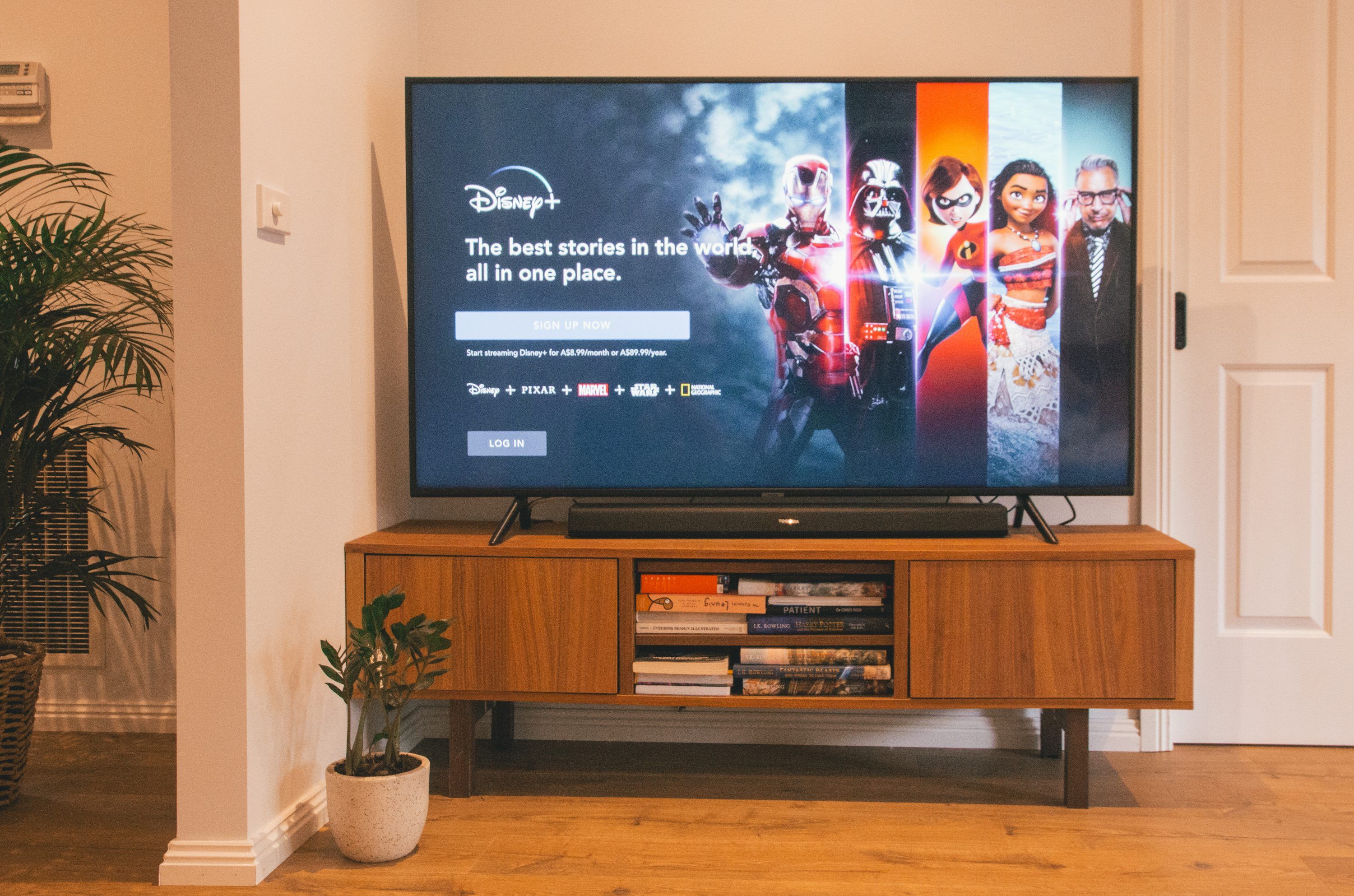 Firestick och Android-enhet kopplade till TV för IPTV-streaming