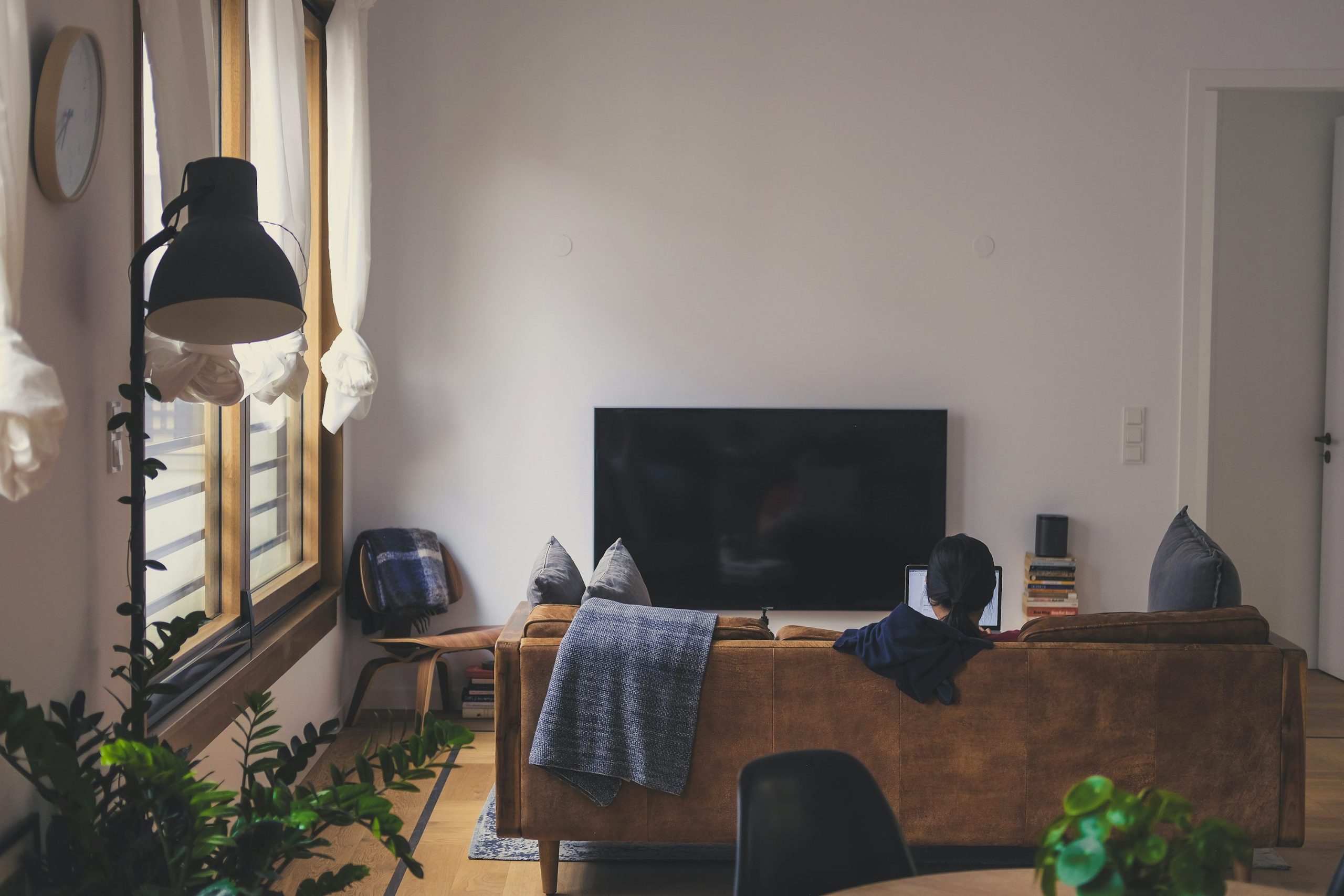 Kvinna tittar tryggt på IPTV-streaming på sin surfplatta hemma