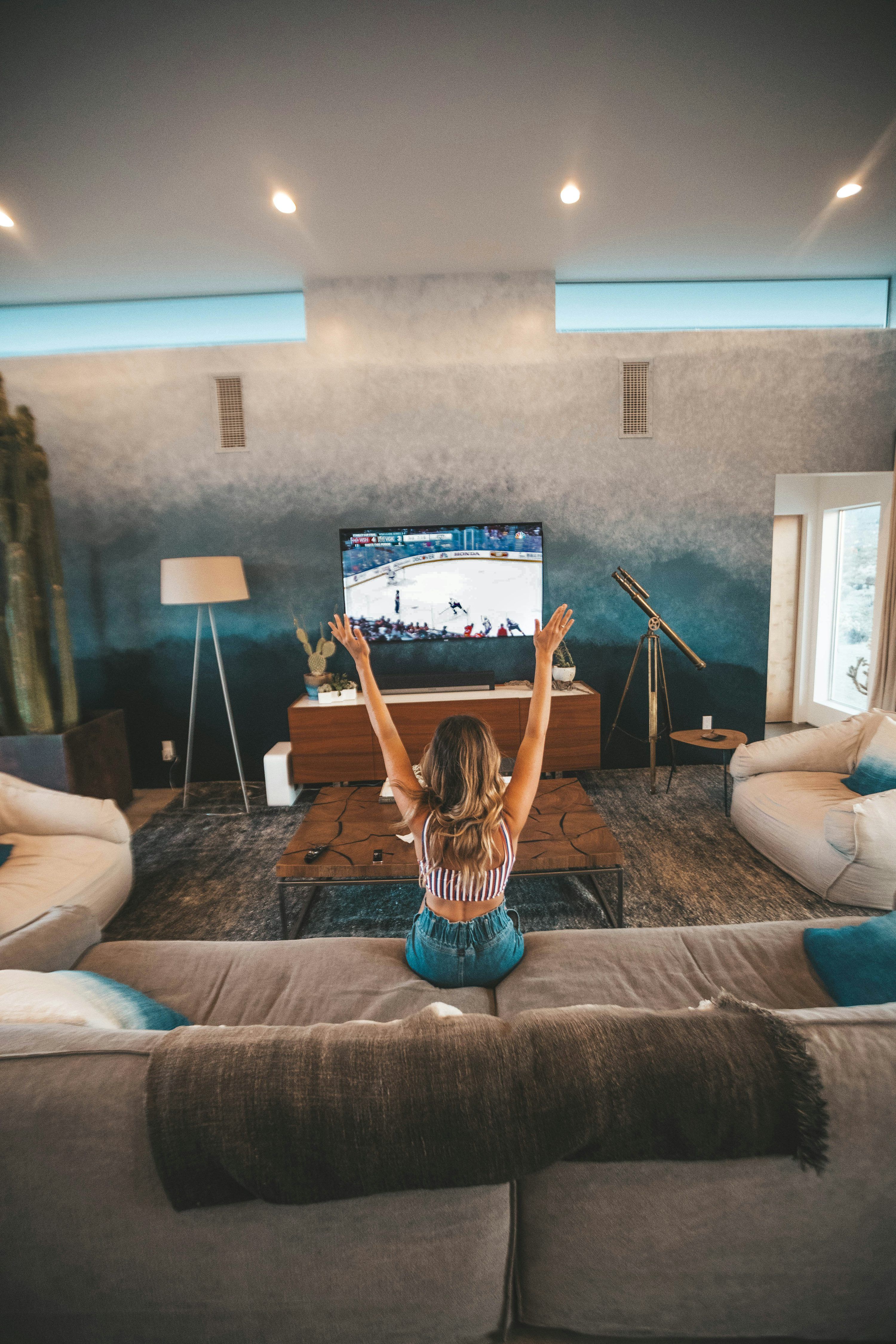 Person som streamar IPTV på surfplatta utomlands på semester