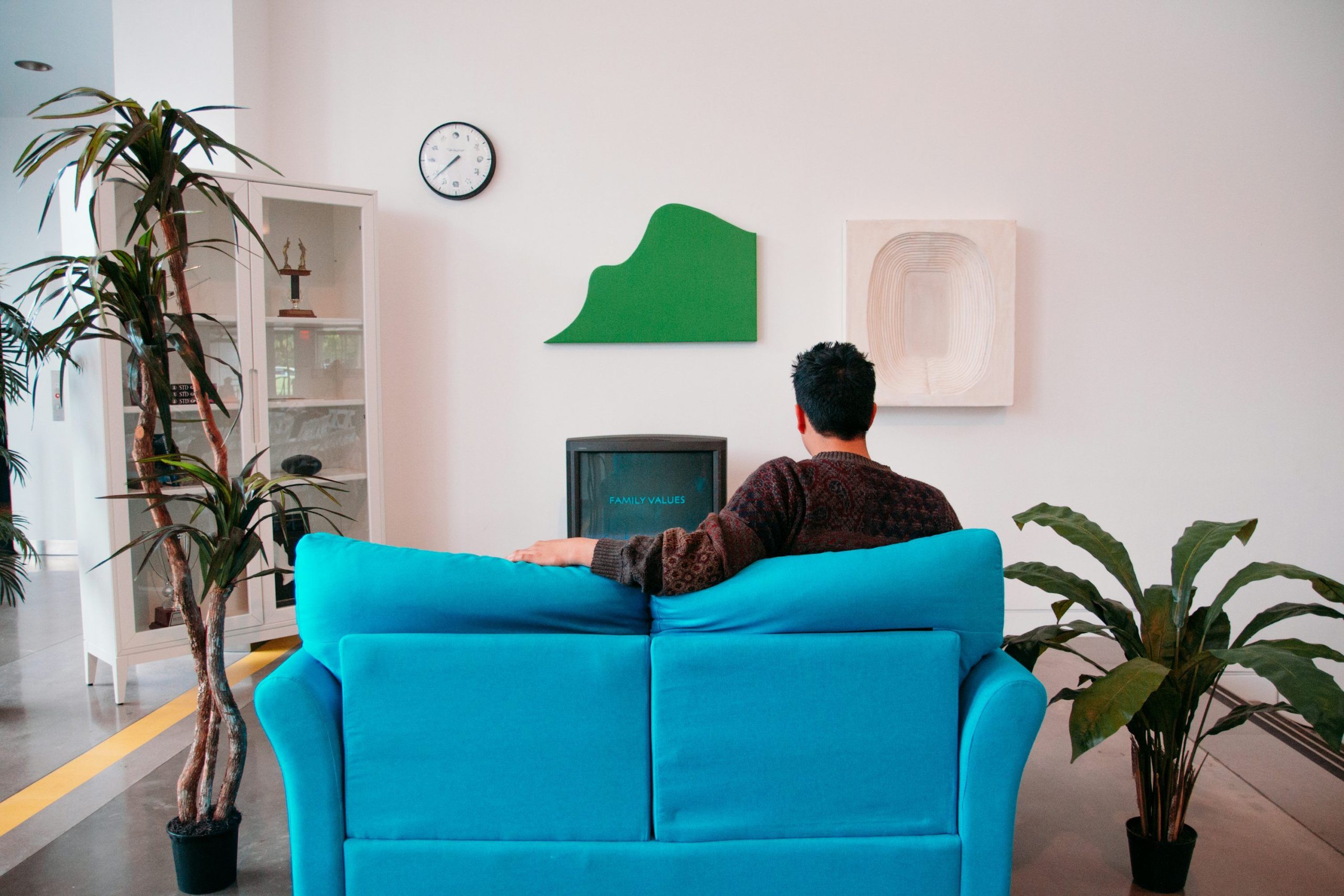 Person som tittar på swedishiptv streaming på stor TV-skärm hemma