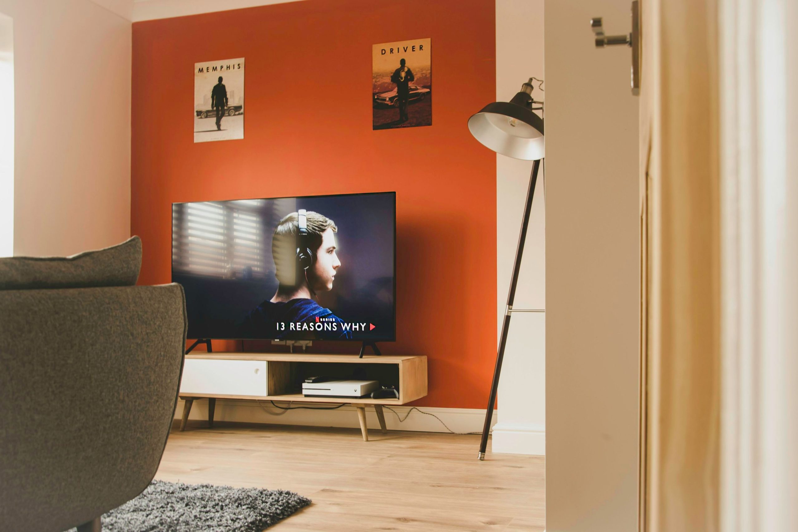 Person som provar swedish iptv streaming på surfplatta och mobil